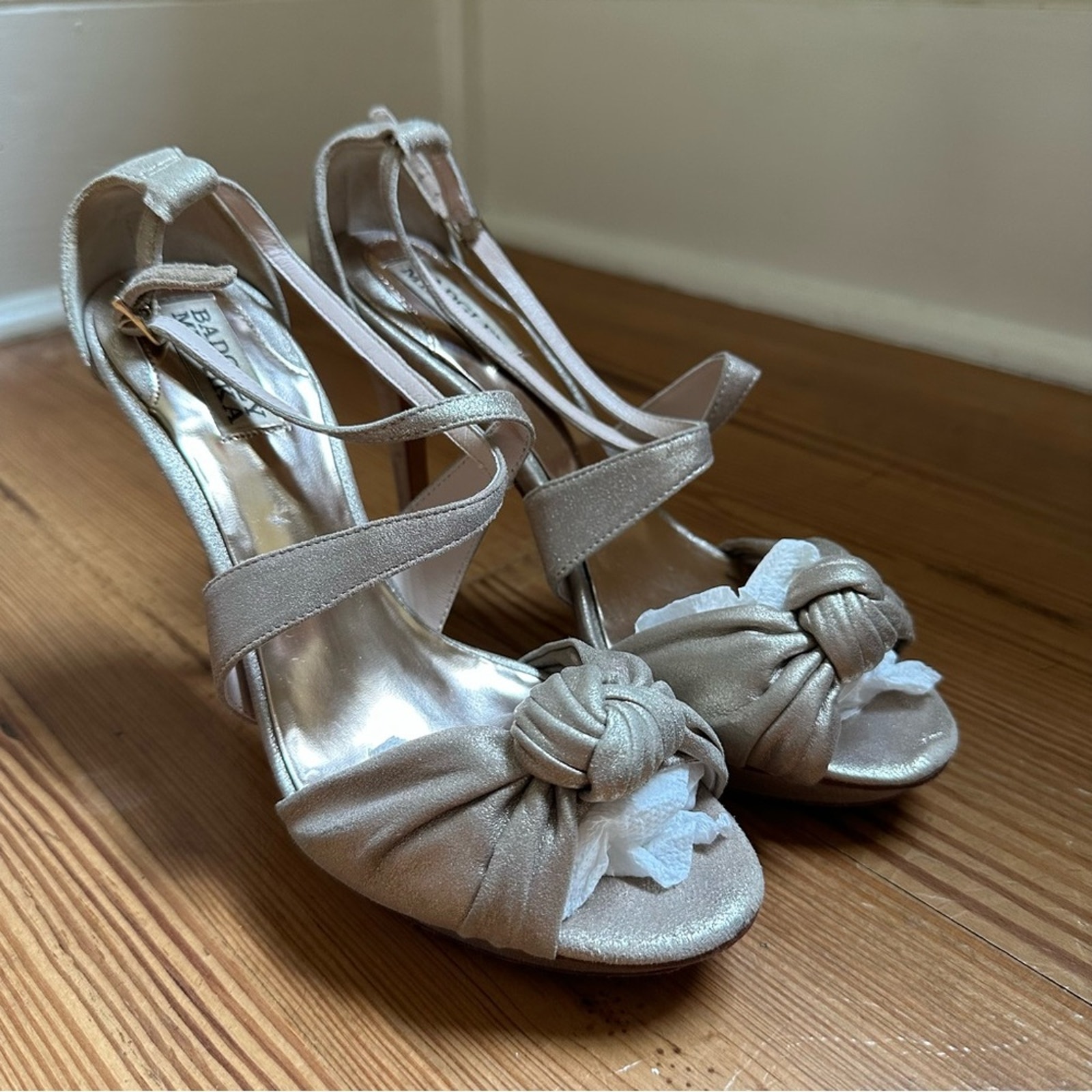 Badgley Mischka Gold Leather Criss Cross Knot Formal Heels Size 8